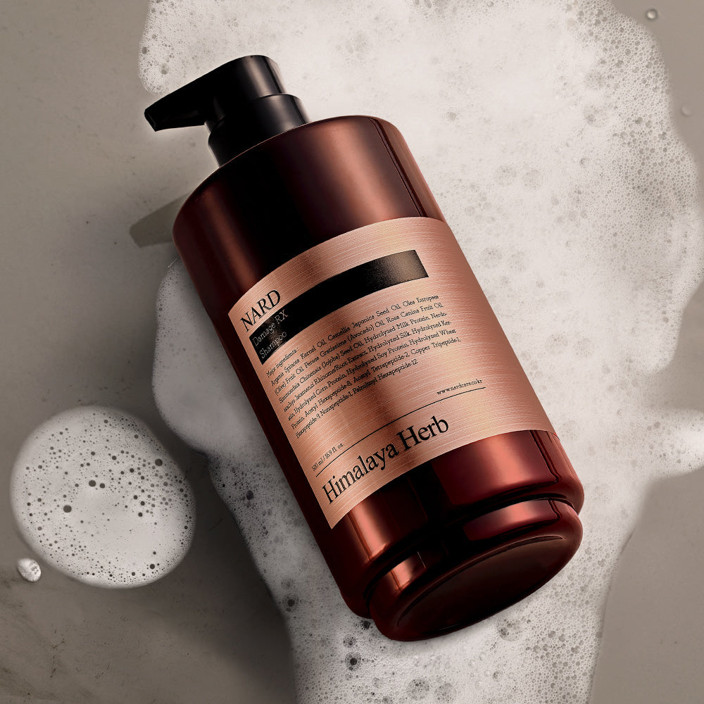 NARD Damage RX Shampoo 500ml de NARD, flacon bronze sur fond crème avec mousse, vue produit en gros plan