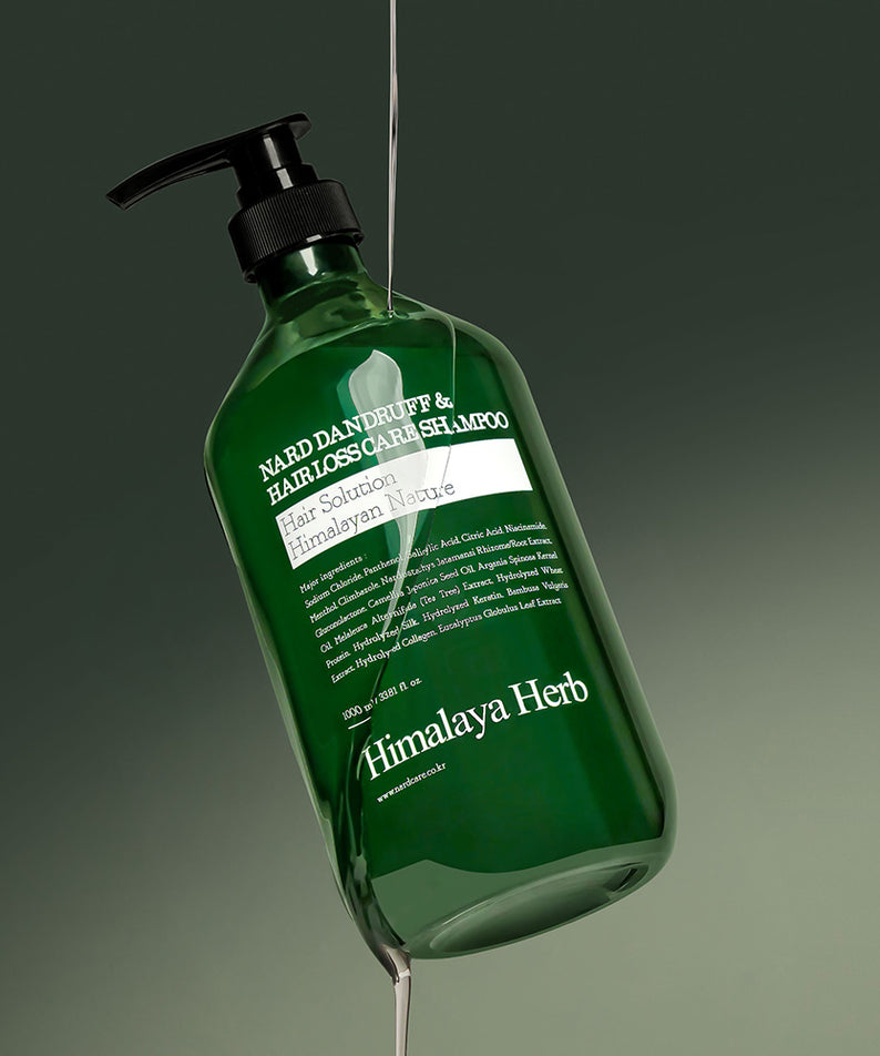NARD Dandruff Care Hair Loss Shampoo 1000ml, bouteille verte Himalaya Herb sur fond vert, gouttes et jet.