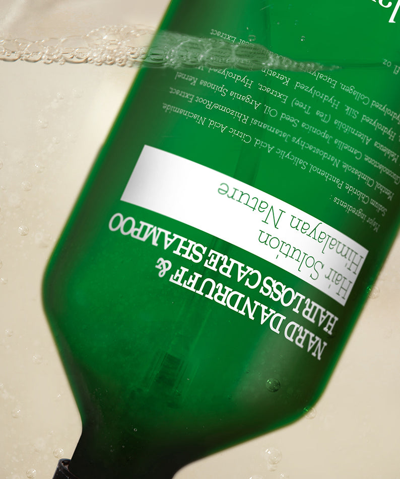 NARD Dandruff Care Hair Loss Shampoo 1000ml, flacon vert sur fond salle de bain, contexte douche et texture moussante