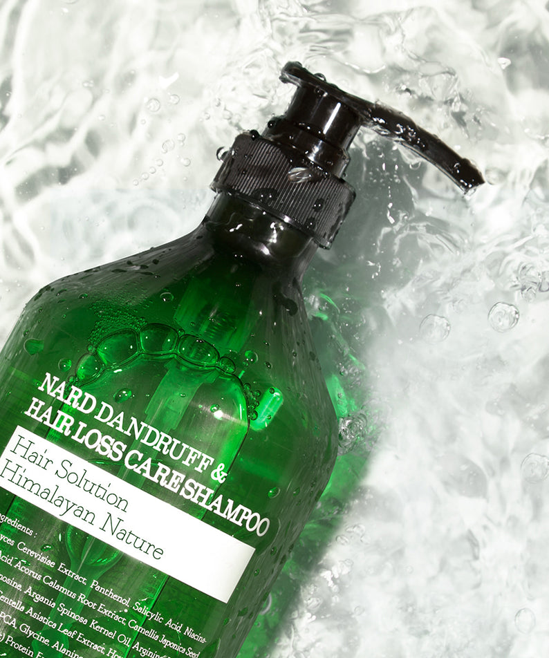 NARD Dandruff Care Hair Loss Shampoo 1000ml de la marque NARD, flacon vert avec mousse d’eau sur fond blanc.