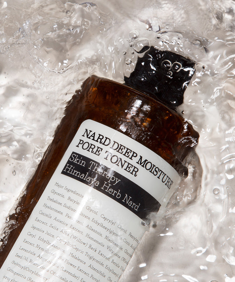 NARD Deep Moisture Pore Toner 500ml de NARD, bouteille sur fond d’éclaboussures d’eau, contexte beauté skincare.