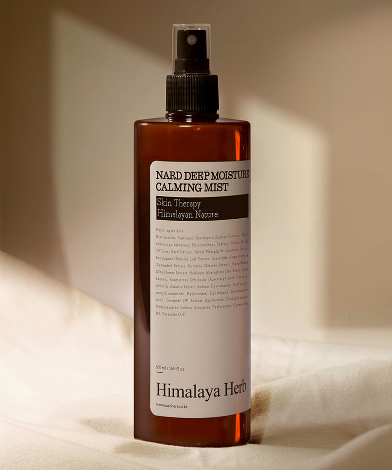 NARD Deep Moisture Soothing Mist 500ml de la marque NARD, flacon spray sur tissu blanc, ambiance apaisante.