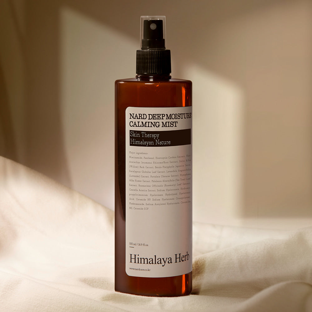 NARD Deep Moisture Soothing Mist 500ml de la marque NARD, flacon spray sur tissu blanc, ambiance apaisante.