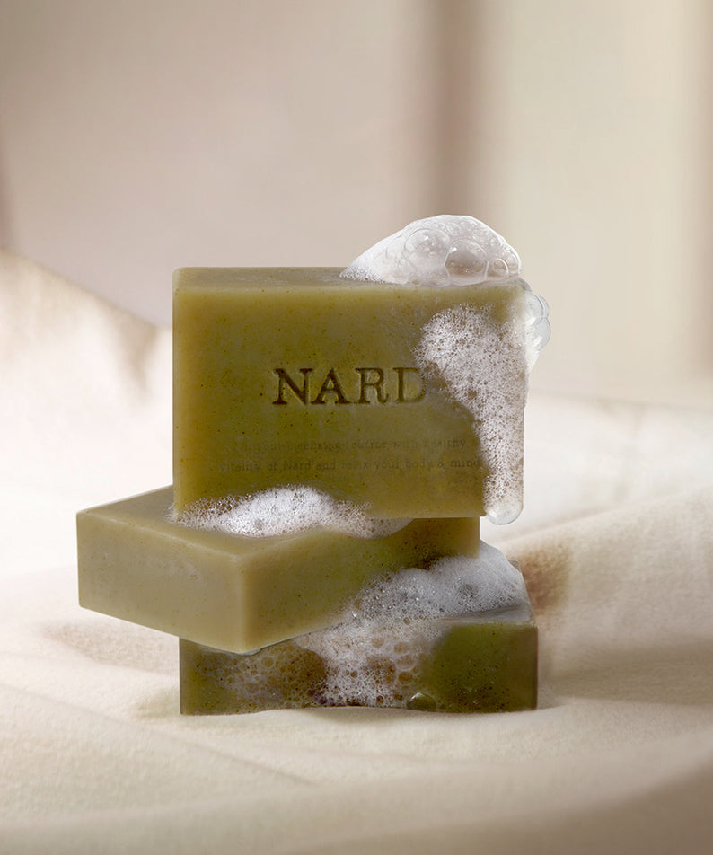 NARD Eoseongcho Soap 100g x 2 : savons NARD à la texture mousse sur fond blanc, salle de bain minimaliste