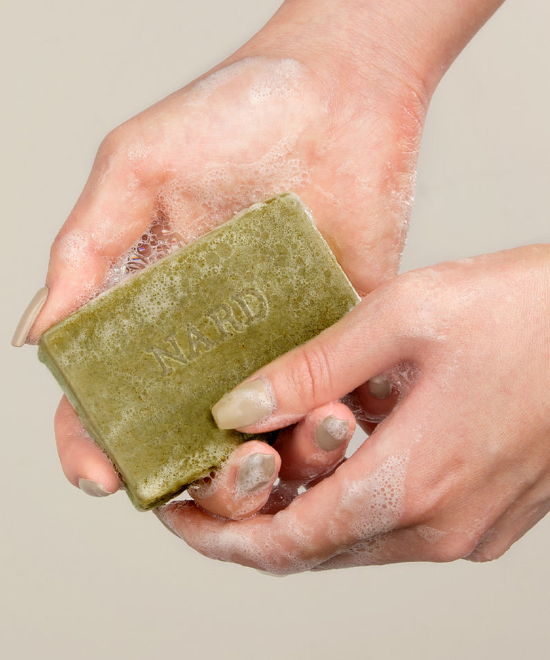 NARD Eoseongcho Soap 100g x 2, savon de la marque NARD, dans les mains avec mousse, contexte spa.