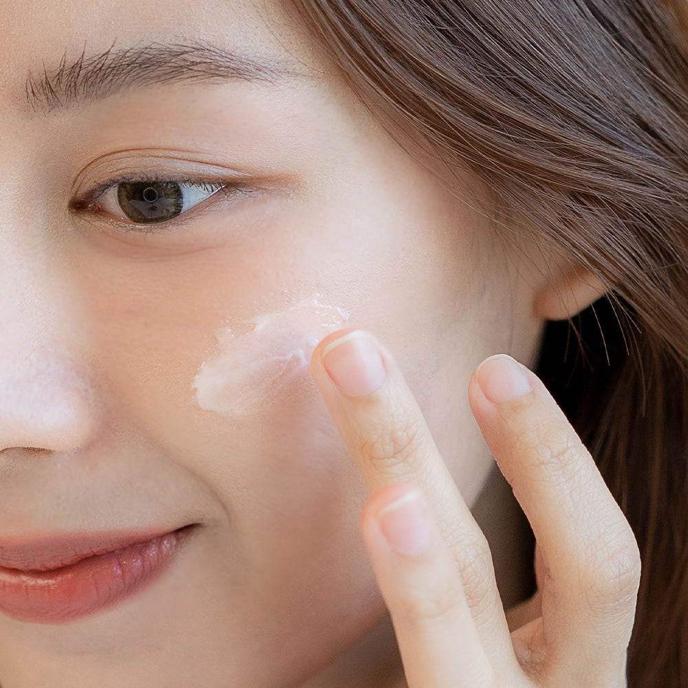 NARD Erasing Cica Soothing Cream 200ml, femme appliquant la crème au cica sur le visage, image beauté.