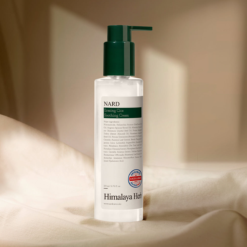 NARD Erasing Cica Soothing Cream 200ml, bouteille NARD verte sur tissu beige, crème apaisante, contexte skincare.