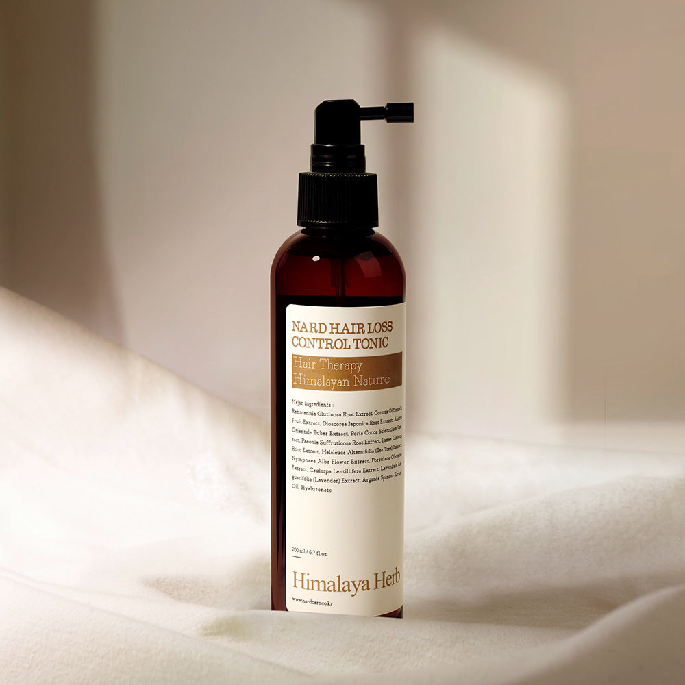 NARD Hair Loss Relief Hair Tonic 200ml de NARD, flacon spray rouge sur fond clair, ambiance salle de bain