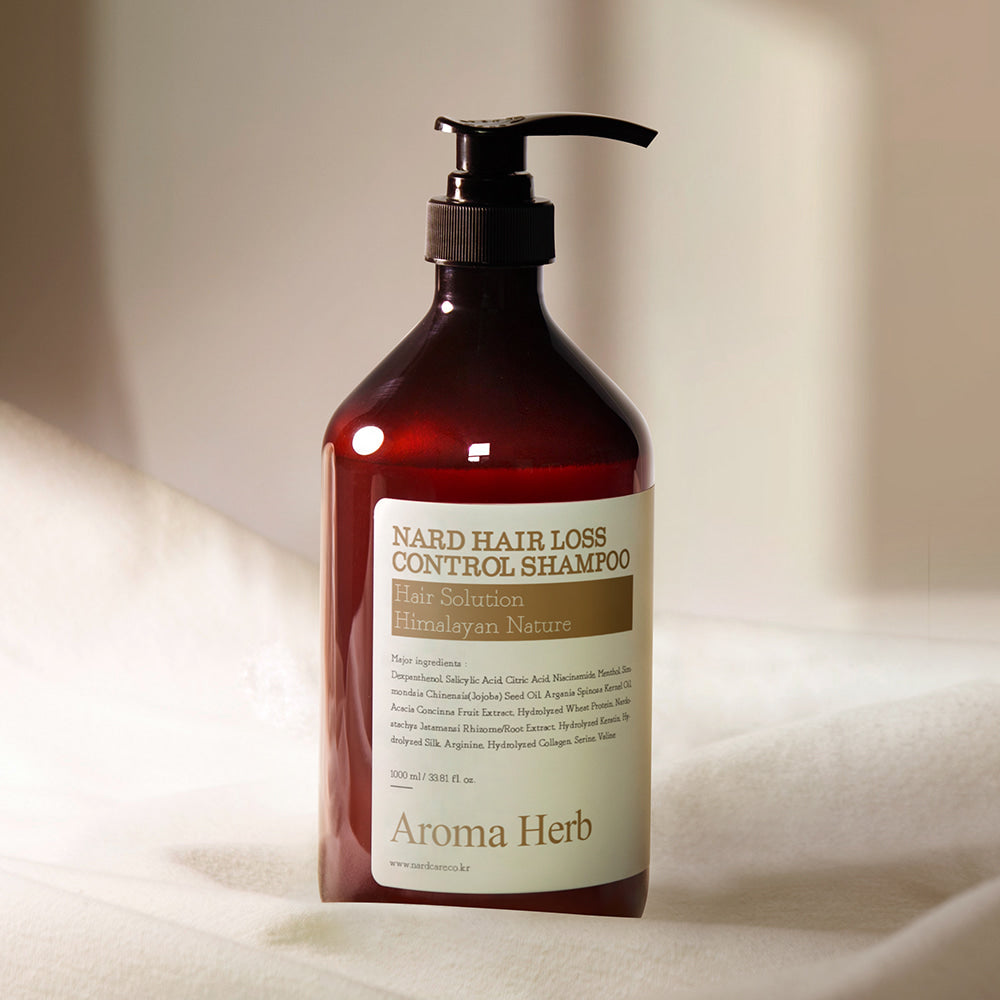 Décris l'image en français en mentionnant le produit, la marque et le contexte visuel : NARD Hair Loss Relief Shampoo 1000ml, bouteille rouge.