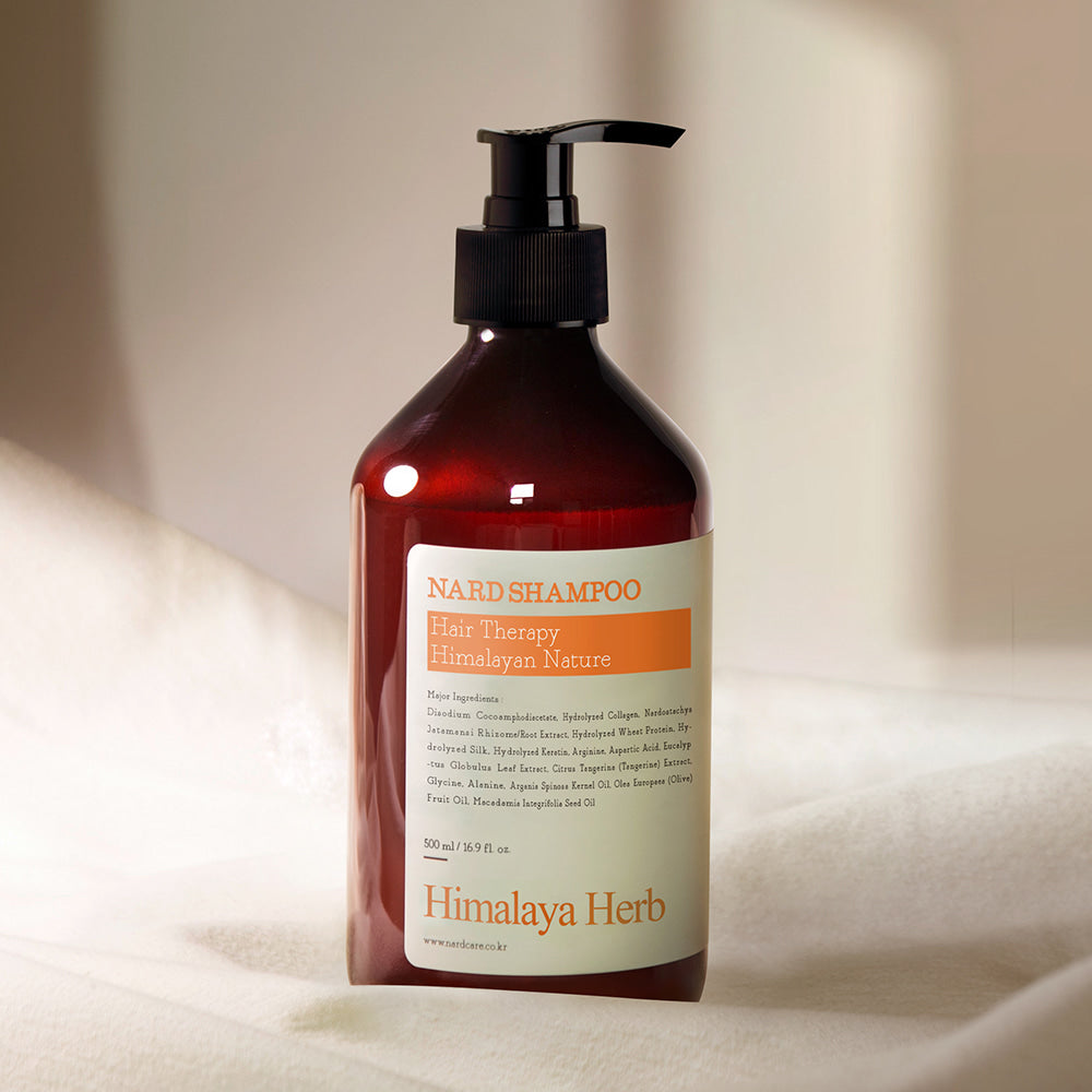 Photo du produit NARD Hair Shampoo 500ml de la marque NARD, flacon rouge avec pompe sur fond clair.