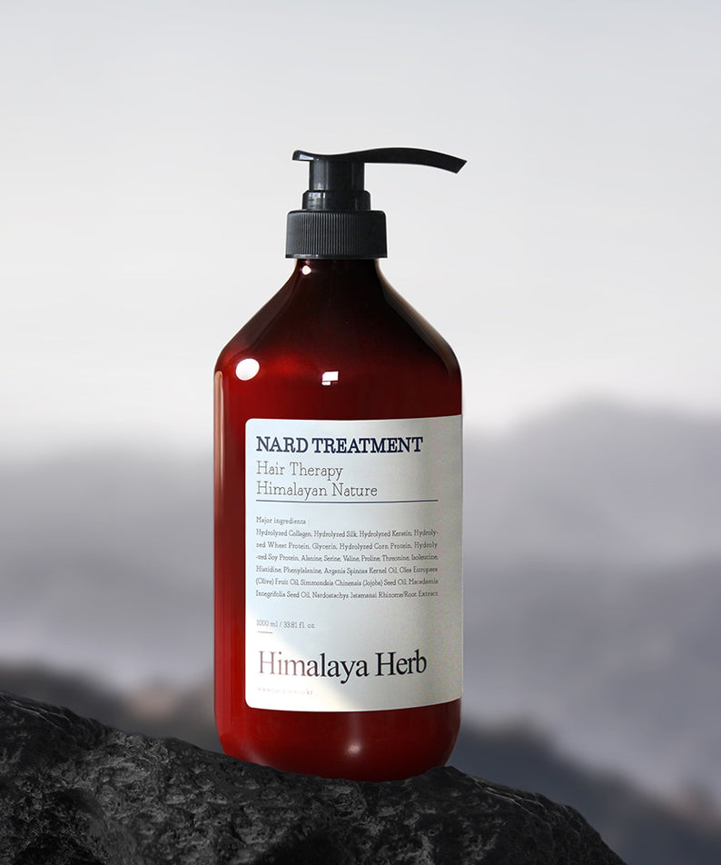 NARD Hair Treatment 1000ml de NARD, flacon rouge pompe, sur rocher avec fond montagnes, esthétique outdoor