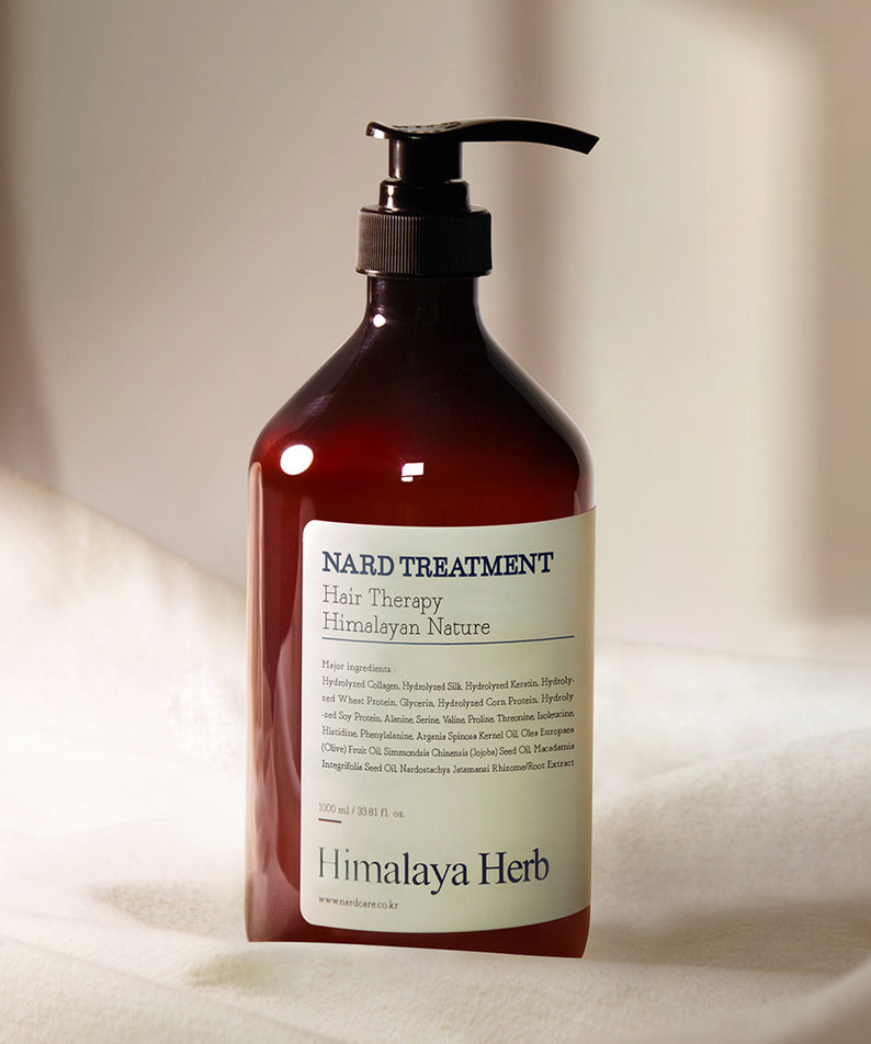 NARD Hair Treatment 1000ml de NARD, flacon brun avec pompe sur fond clair, contexte beauté/soin des cheveux.