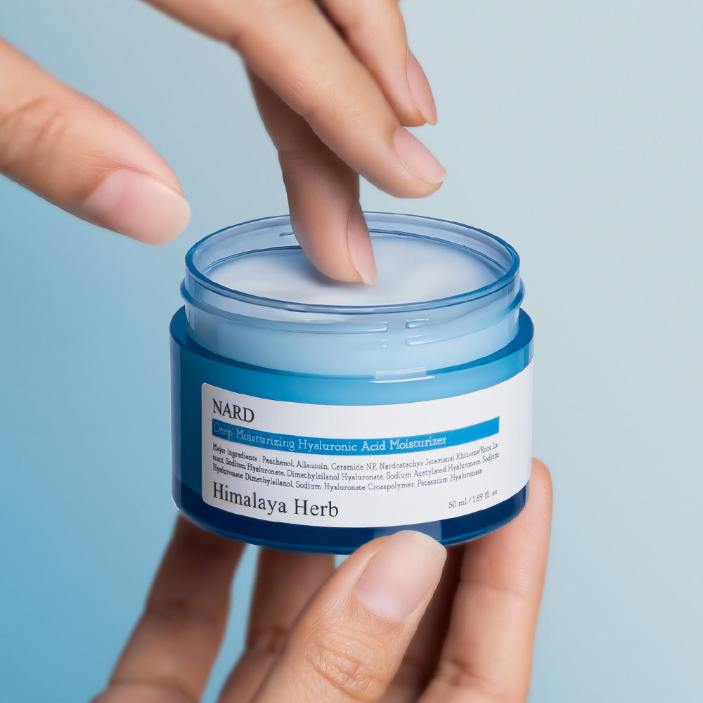 NARD Low Molecular Deep Moisture Hyaluronic Acid Cream 50ml : pot de crème d’hydratation, mains tenant le produit sur fond bleu.