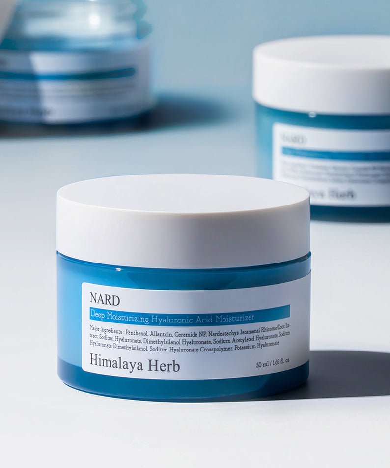 Décris l'image en français en mentionnant le produit, la marque et le contexte visuel : NARD Low Molecular Deep Moisture Hyaluronic Acid Cream 50ml
