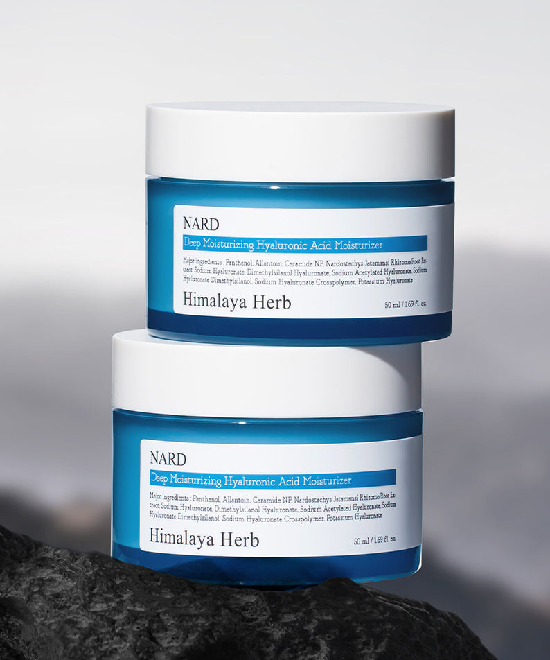 NARD Low Molecular Deep Moisture Hyaluronic Acid Cream 50ml, crème hydratante NARD sur fond minéral, étiquette Himalaya Herb.