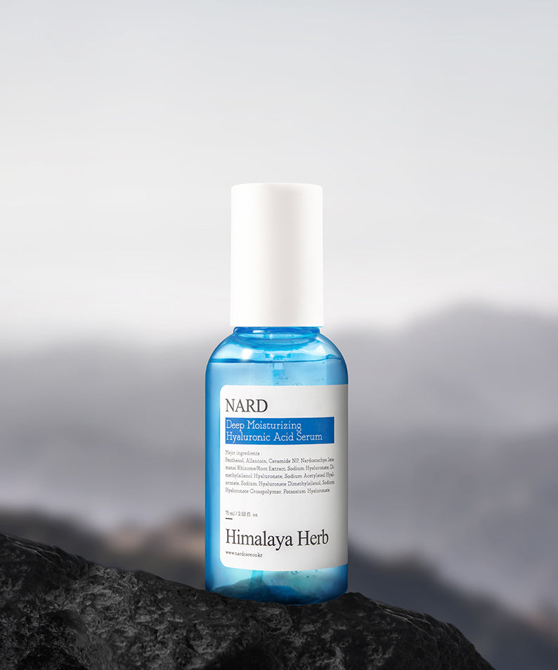 NARD Low Molecular Deep Moisture Hyaluronic Acid Serum 75ml, flacon bleu sur fond montagnes, marque NARD, soin hydratant