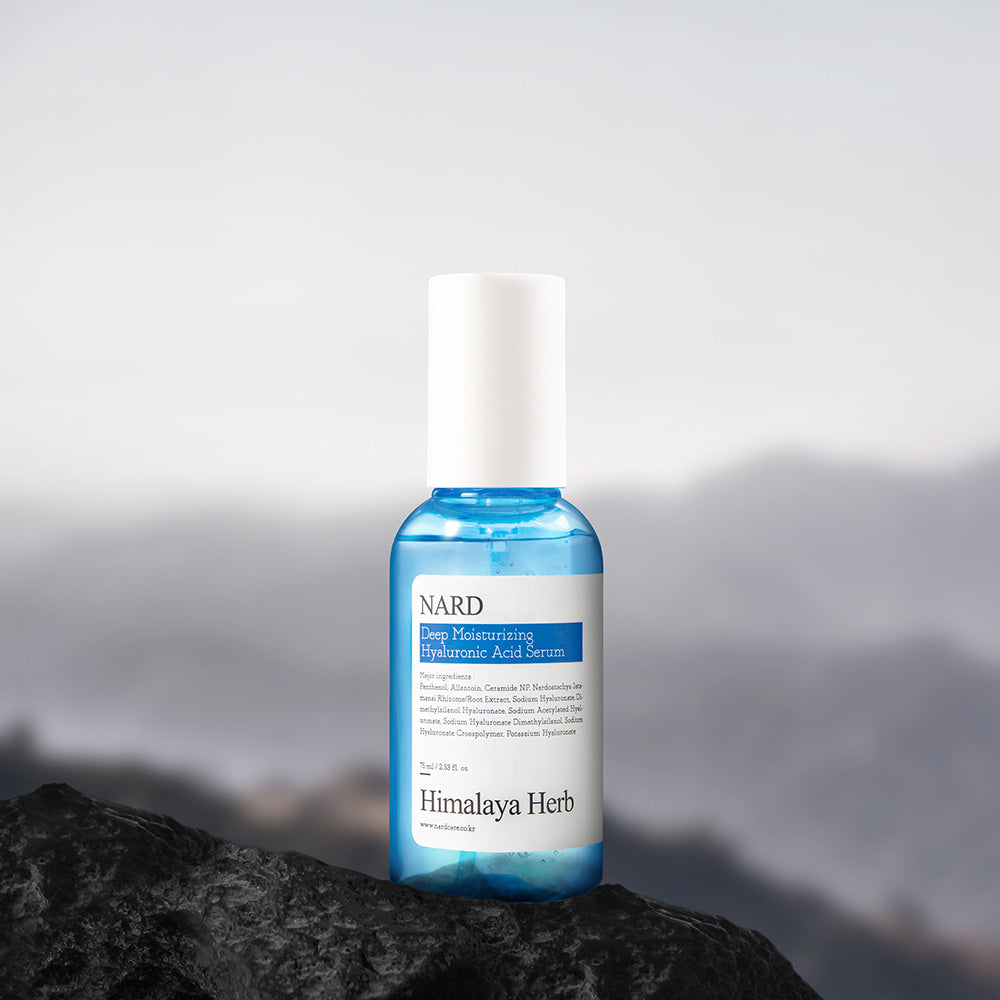 NARD Low Molecular Deep Moisture Hyaluronic Acid Serum 75ml, flacon bleu sur fond montagnes, marque NARD, soin hydratant