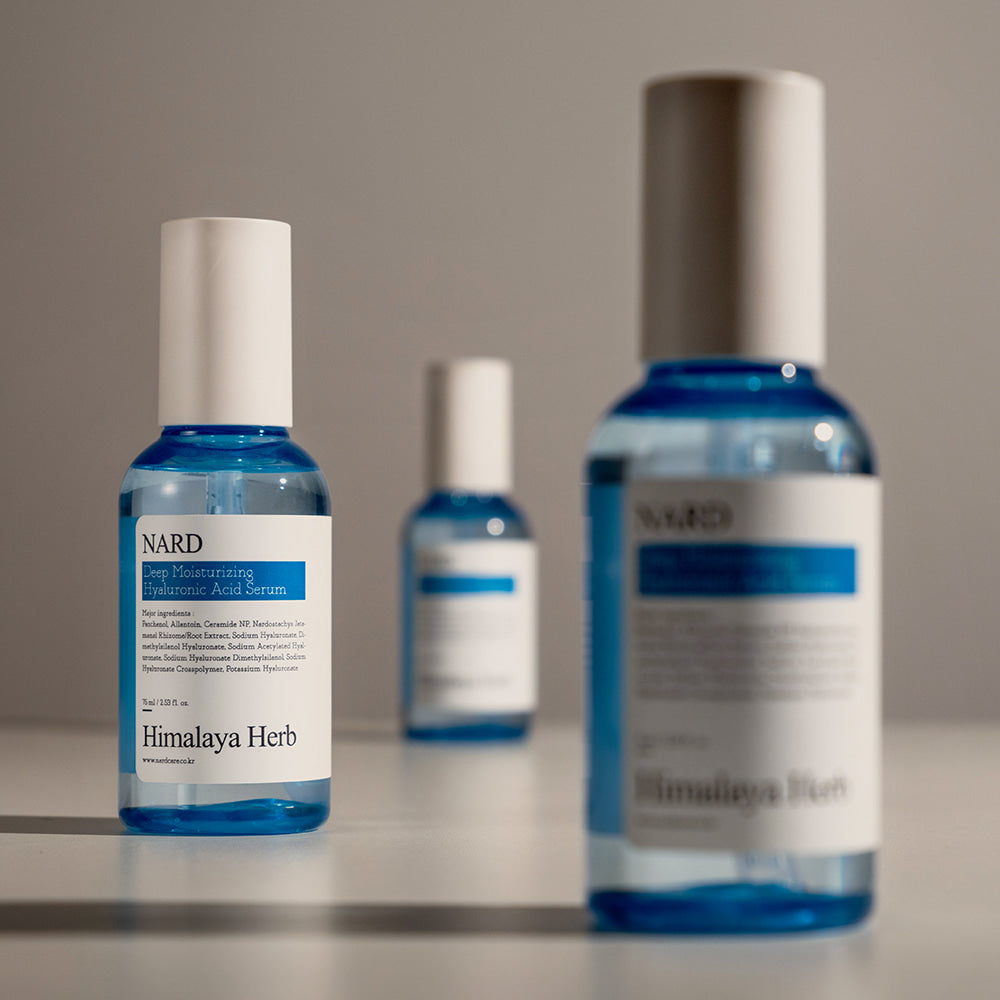 NARD Low Molecular Deep Moisture Hyaluronic Acid Serum 75ml, flacons bleus NARD sur table, contexte beauté en studio