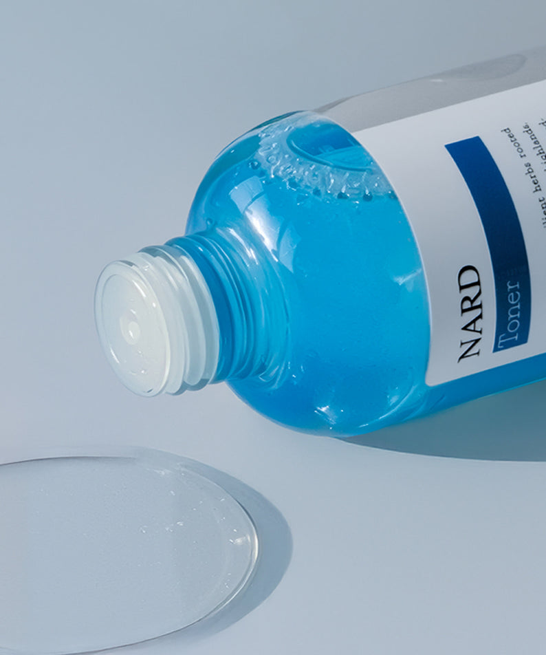 NARD Low-Molecular Deep Moisture Hyaluronic Acid Toner 200ml de NARD, flacon bleu et gel sur fond clair.