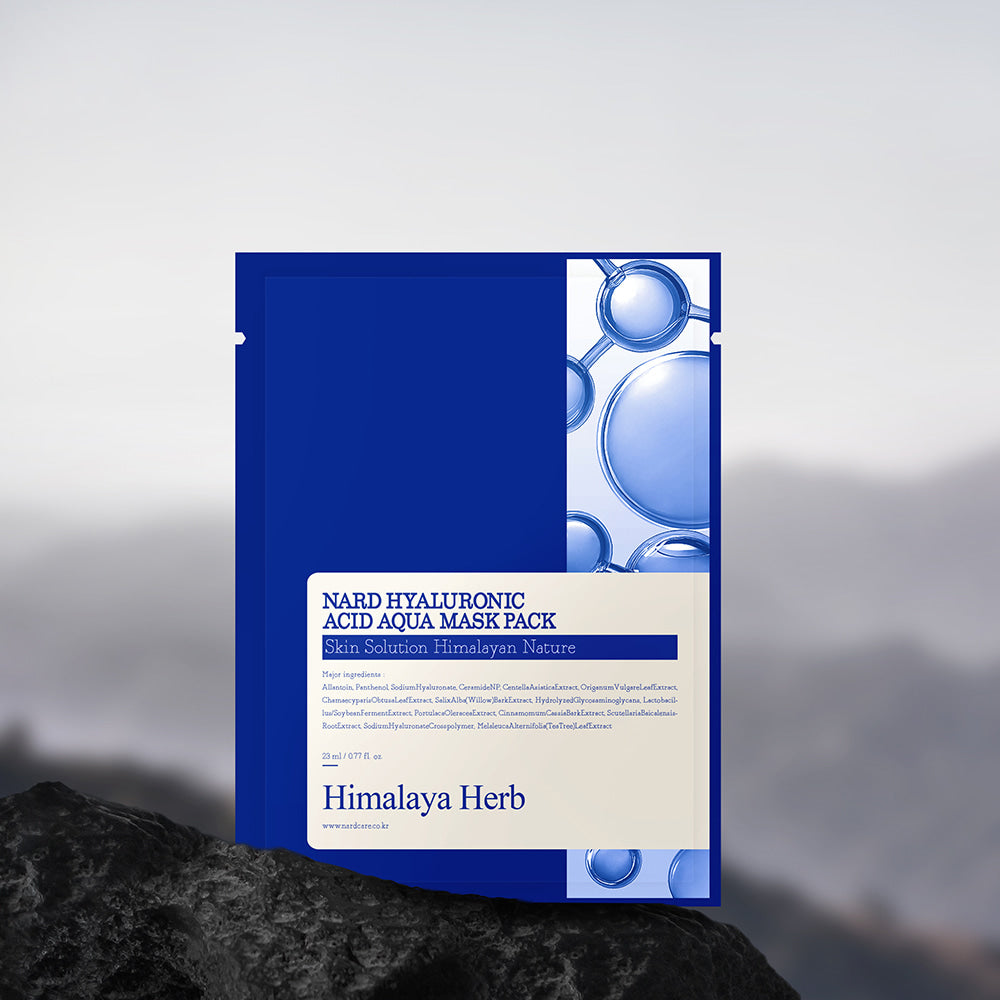 NARD Low Molecular Hyaluronic Acid Moisture Replenishing Mask Pack 23ml 30 sheets de Himalaya Herb sur fond flou, flacons bleus