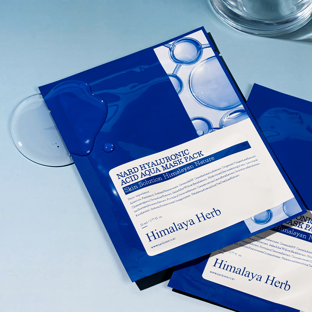 NARD Low Molecular Hyaluronic Acid Moisture Replenishing Mask Pack 23ml 30 sheets, masque NARD sur table bleu avec eau
