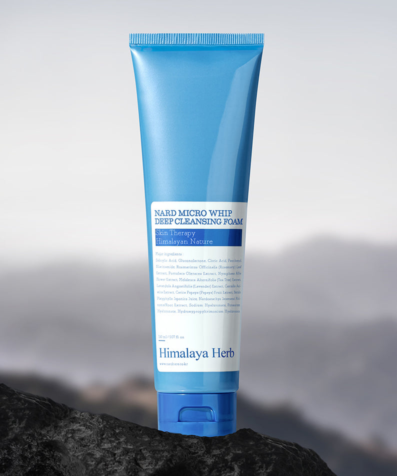 NARD Micro Whip Deep Cleansing Foam 150ml, mousse nettoyante NARD sur rocher, fond paysage montagne, tube bleu