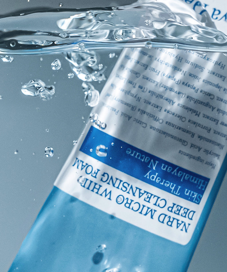 NARD Micro Whip Deep Cleansing Foam 150ml, flacon en contexte sous l’eau, mousse démaquillante, marque NARD