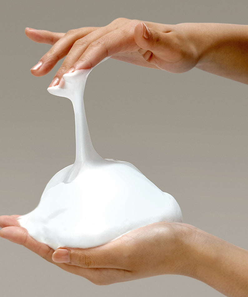 NARD Micro Whip Deep Cleansing Foam 150ml : mousse démaquillante en mains, marque NARD, visuel de soin visage.