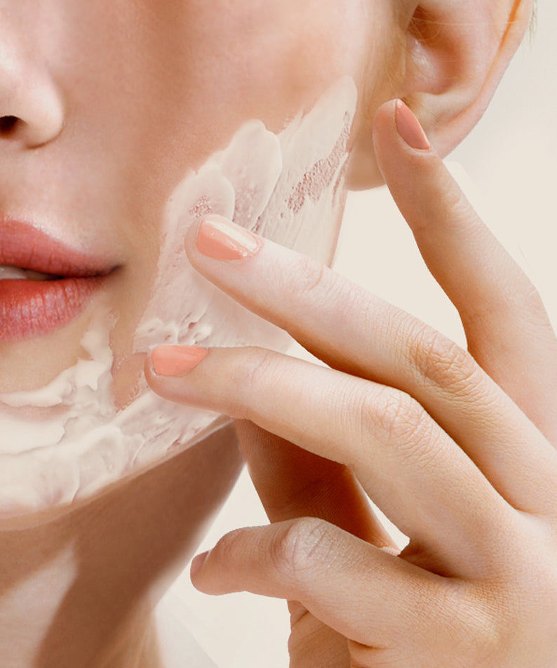 NARD Mild Whip Pore Cleansing Foam 180ml : mousse nettoyante NARD sur peau, visage en gros plan, mains appliquant.