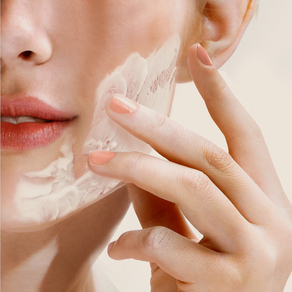 NARD Mild Whip Pore Cleansing Foam 180ml : mousse nettoyante NARD sur peau, visage en gros plan, mains appliquant.