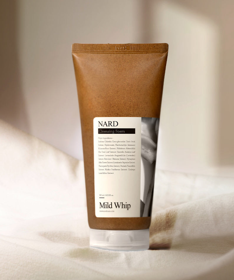 NARD Mild Whip Pore Cleansing Foam 180ml, mousse nettoyante visage NARD, produit sur serviette en salle de bain
