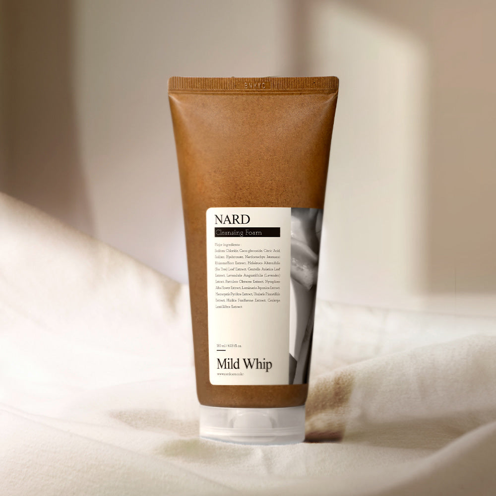 NARD Mild Whip Pore Cleansing Foam 180ml, mousse nettoyante visage NARD, produit sur serviette en salle de bain