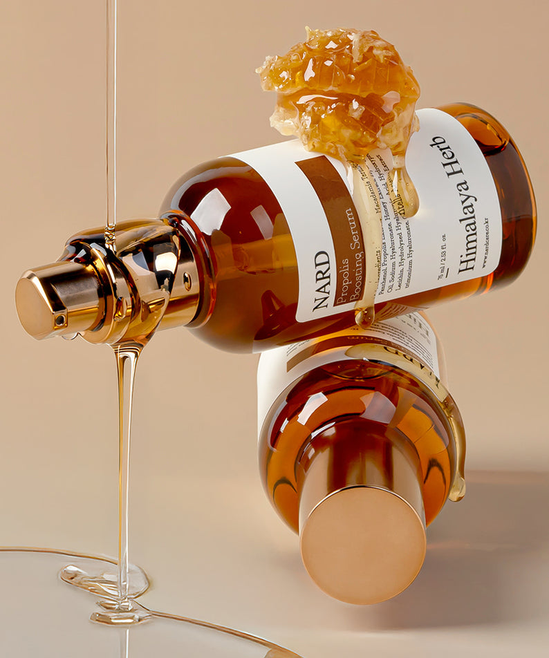 NARD Propolis Boosting Serum 75ml de NARD, flacon ambré sur fond beige, contexte visuel produit cosmétique