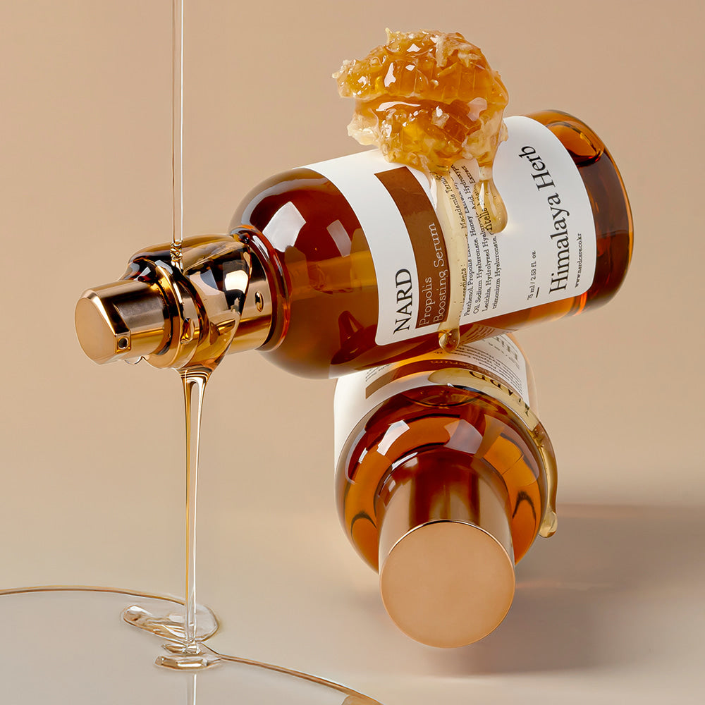 NARD Propolis Boosting Serum 75ml de NARD, flacon ambré sur fond beige, contexte visuel produit cosmétique