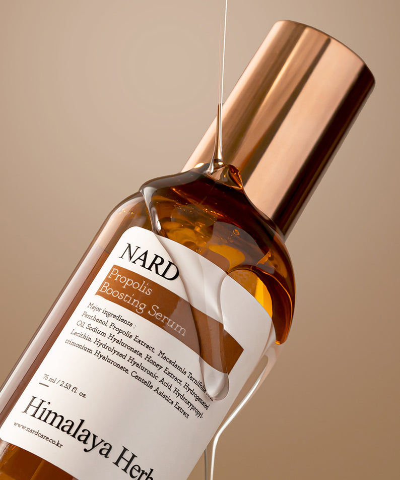 NARD Propolis Boosting Serum 75ml, flacon doré NARD sur fond beige, ambiance soin visage en studio.