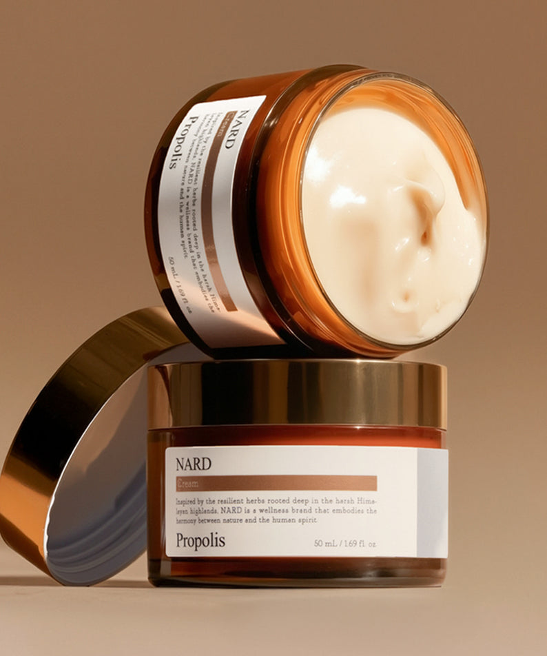 NARD Propolis Nourishing Cream 50ml de NARD : crème nourrissante en pot, sur fond beige, contexte beauté.