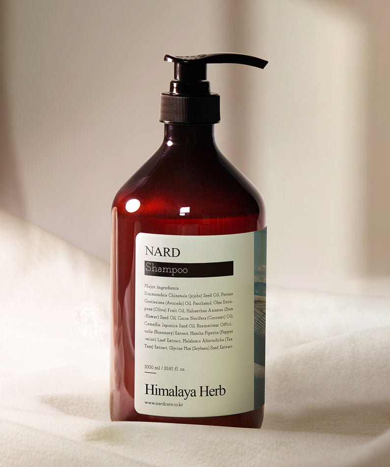 NARD Refresh Perfumed Shampoo 1000ml de NARD sur fond clair, bouteille pompe; contexte visuel salle de bain.