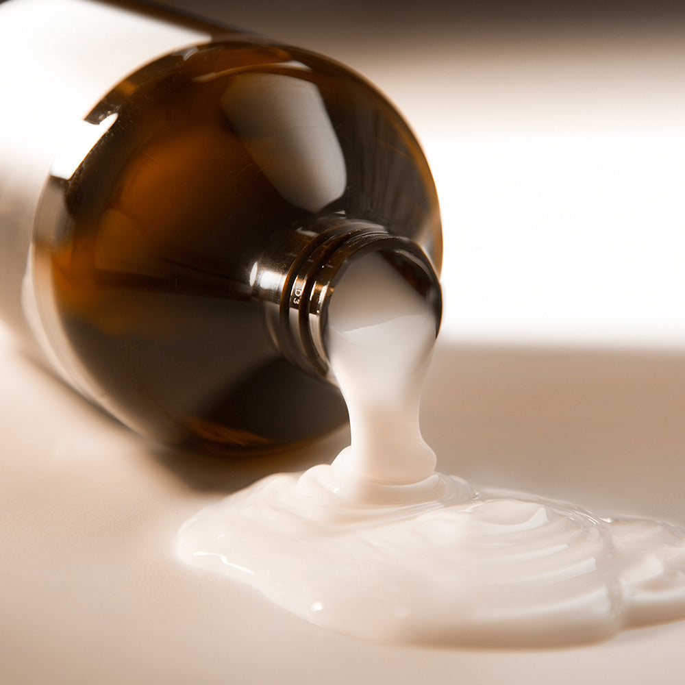 NARD Repairing Perfumed Treatment 1000ml de NARD, flacon et crème parfumée blanche en contexte spa, photo produit