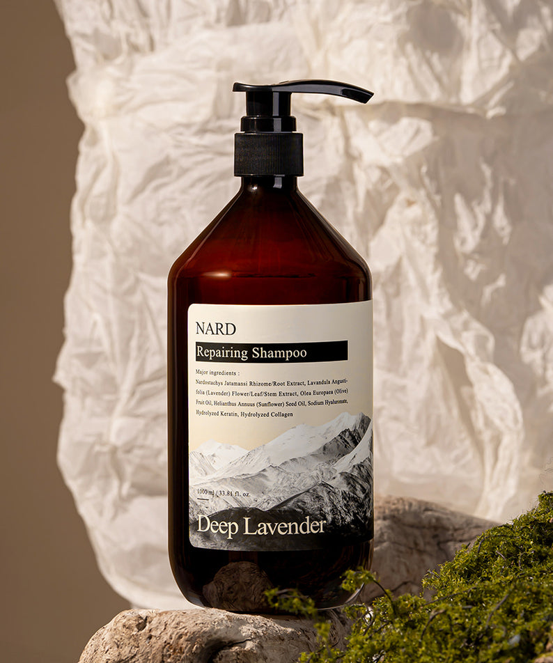 Décris l'image en français : NARD Repairing Shampoo 1500ml de la marque NARD, flacon au décor naturel spa.