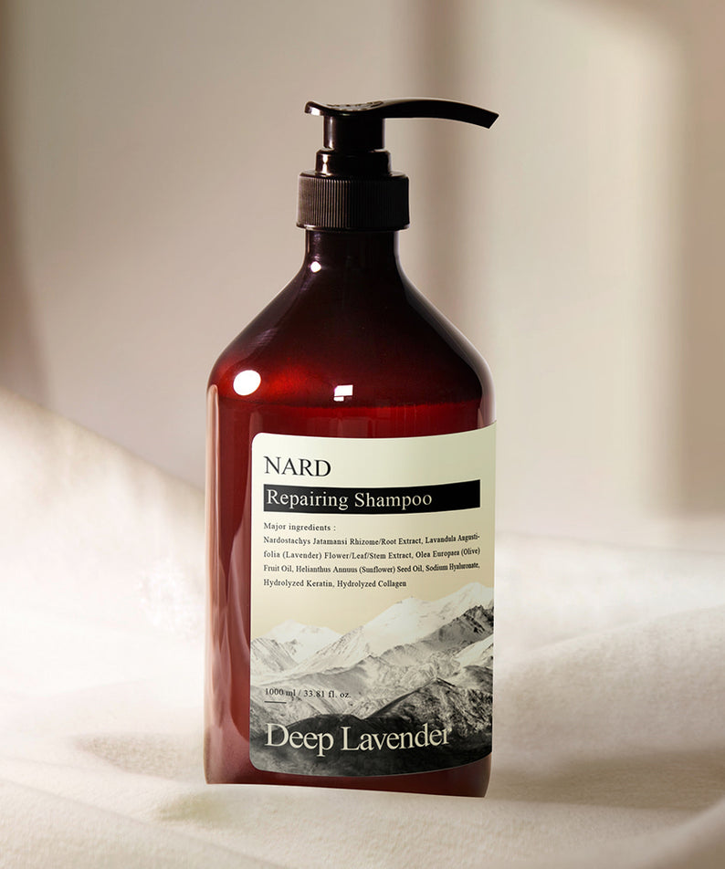 NARD Repairing Shampoo 1500ml de la marque NARD, bouteille près d’une serviette blanche, ambiance salle de bain.