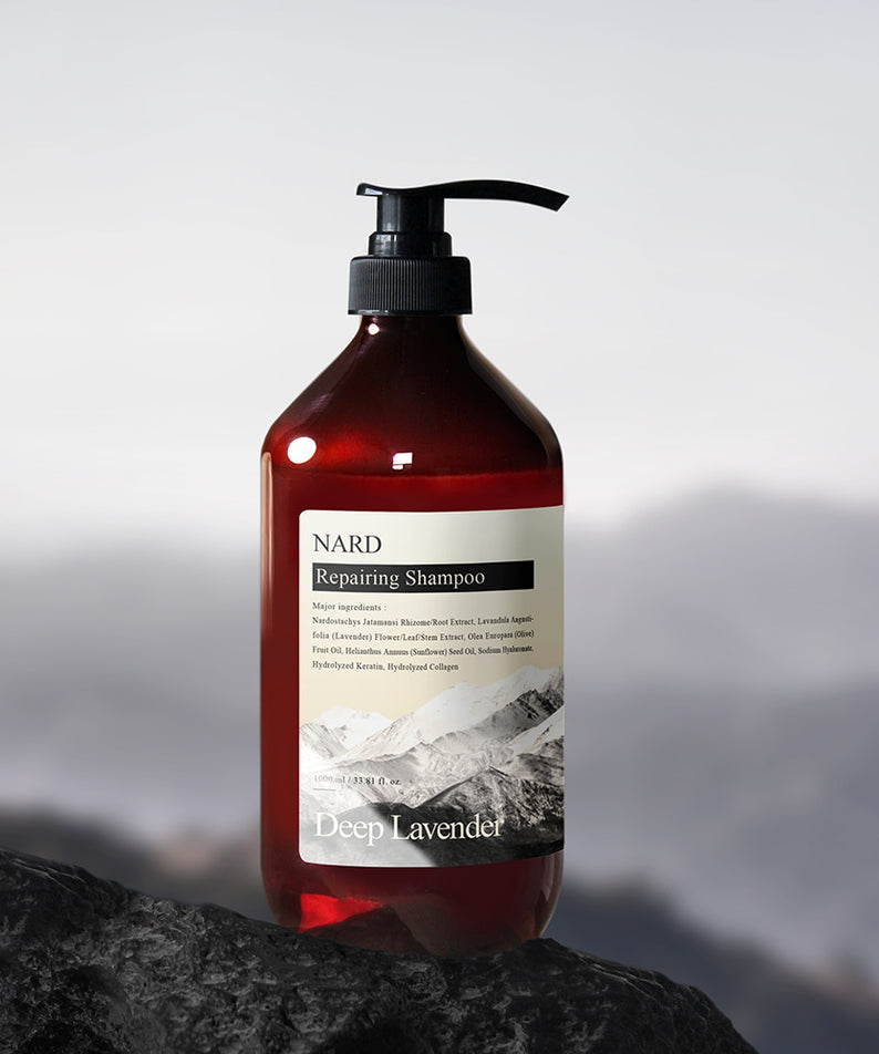 NARD Repairing Shampoo 1500ml de la marque NARD, flacon pompe sur rocher avec montagnes en arrière-plan, ambiance spa.