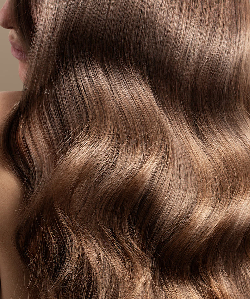 NARD Rich Argan Hair Essence Oil 100ml de NARD, huile capillaire sur cheveux brillants en contexte studio