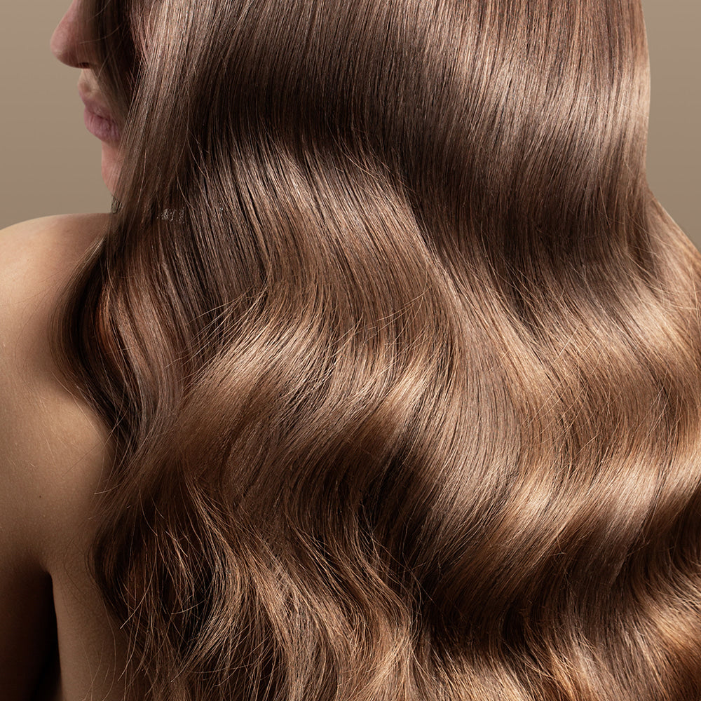 NARD Rich Argan Hair Essence Oil 100ml de NARD, huile capillaire sur cheveux brillants en contexte studio