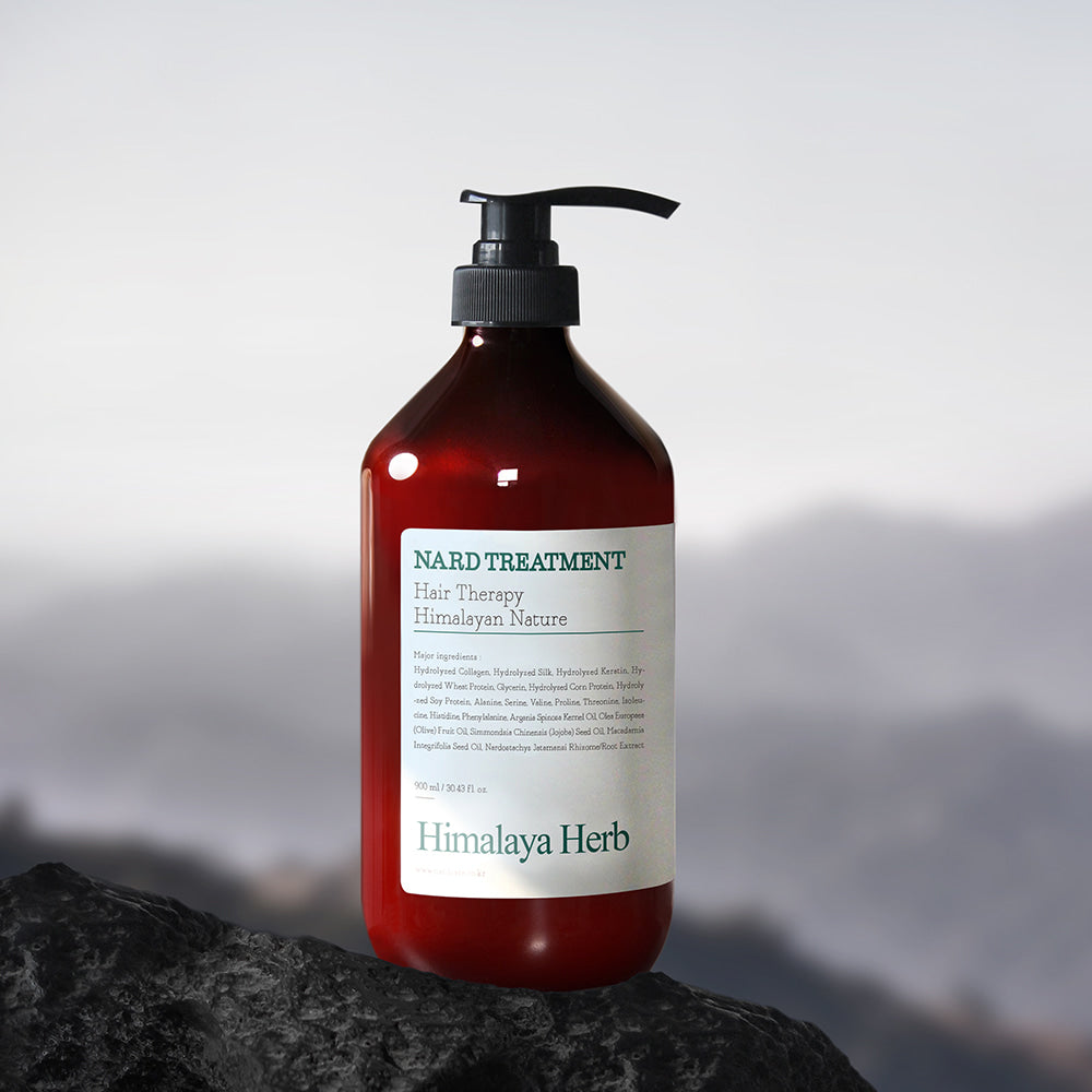 NARD Rosemary Hair Treatment 1000ml de la marque NARD, flacon pompe rouge sur rocher, contexte montagne, Himalaya Herb