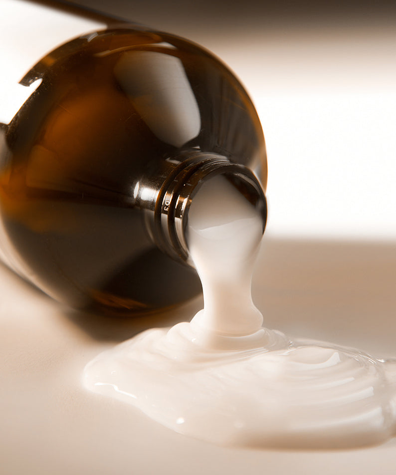 NARD Rosemary Hair Treatment 1000ml : huile de soin à la texture crème, flacon ambré sur fond clair, marque NARD.