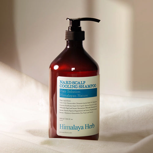 NARD  Scalp Cooling Shampoo 500ml, flacon rouge à pompe sur linge blanc, branding Himalaya Herb, ambiance salle de bain