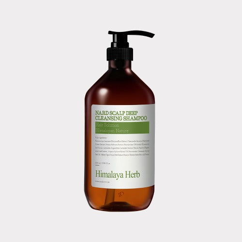 Décris l'image en français en mentionnant le produit NARD Scalp Dandruff Deep Cleansing Shampoo 1000ml NARD, bouteille brune sur fond clair