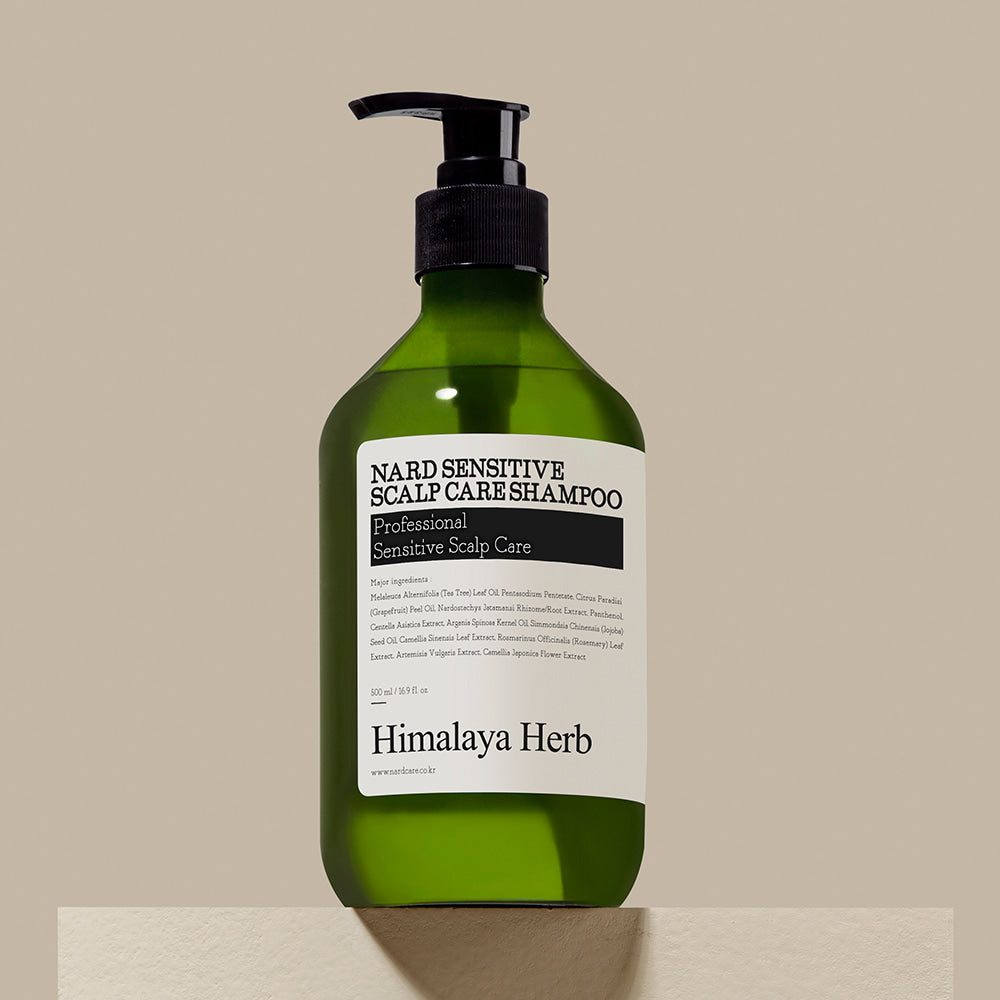 Décris l'image en français en mentionnant le produit, la marque et le contexte visuel: NARD Sensitive Scalp Care Shampoo 500ml