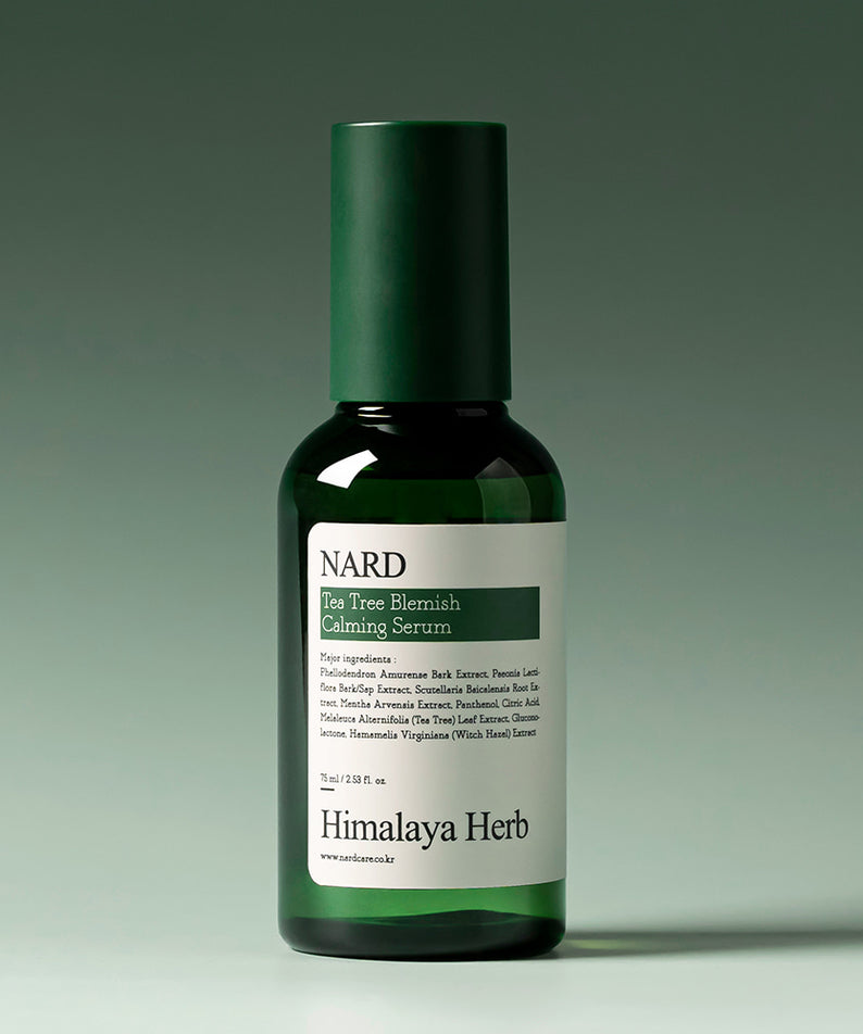 NARD Tea Tree Blemish Soothing Serum 75ml, flacon vert sur fond vert clair, marque NARD, sérum anti-imperfections