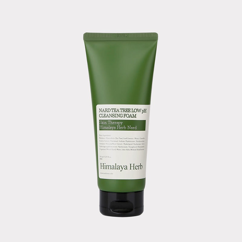 NARD Tea Tree Mildly Acidic Cleansing Foam 150ml, produit NARD en tube vert sur fond clair, contexte visuel skincare.